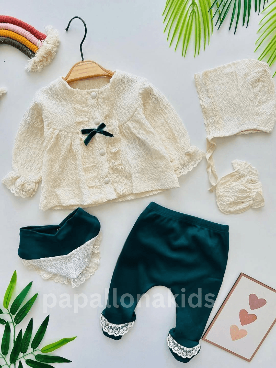 Ensemble nouveau-né fille en coton et dentelle