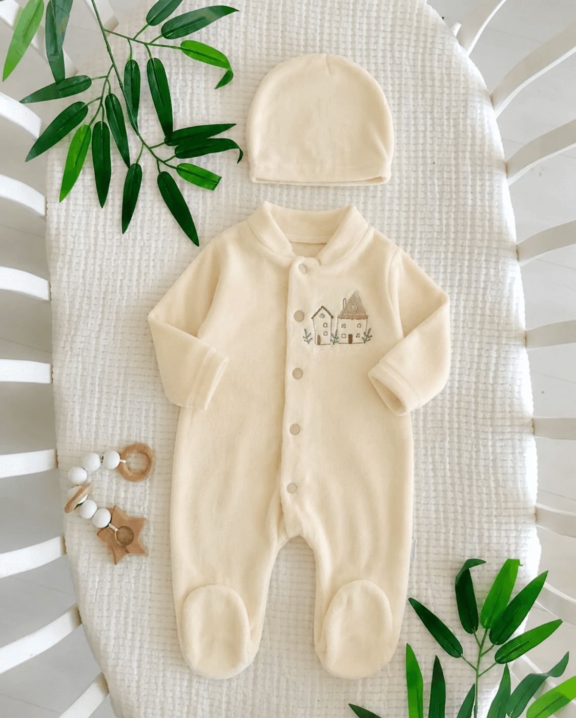 Pyjama velours naissance avec bonnet brodé maison
