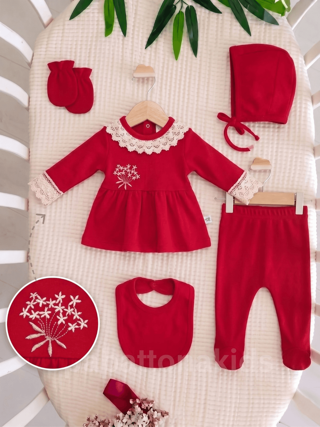 Ensemble naissance fille rouge avec dentelle et broderie