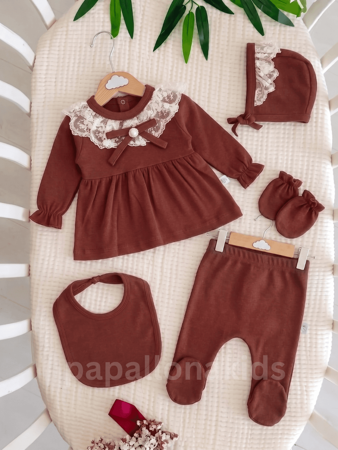 Ensemble de naissance fille brun avec dentelle