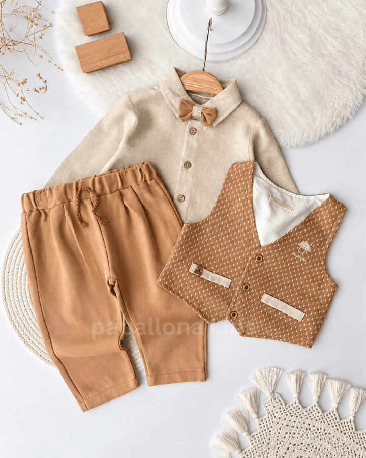 Ensemble bébé élégant avec gilet et nœud papillon — 2
