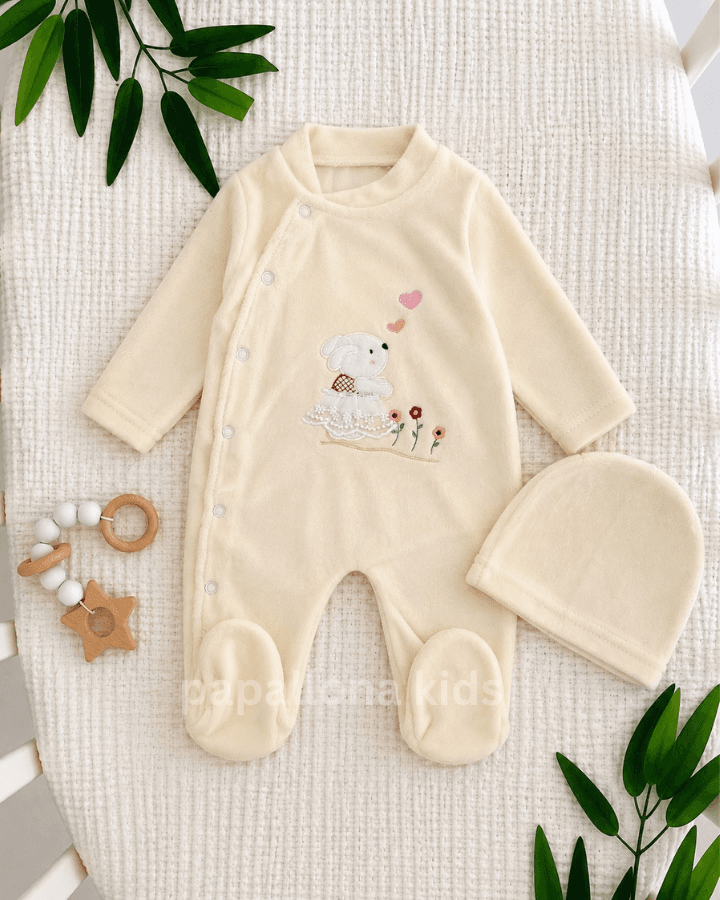 Grenouillère velours bébé avec bonnet lapin