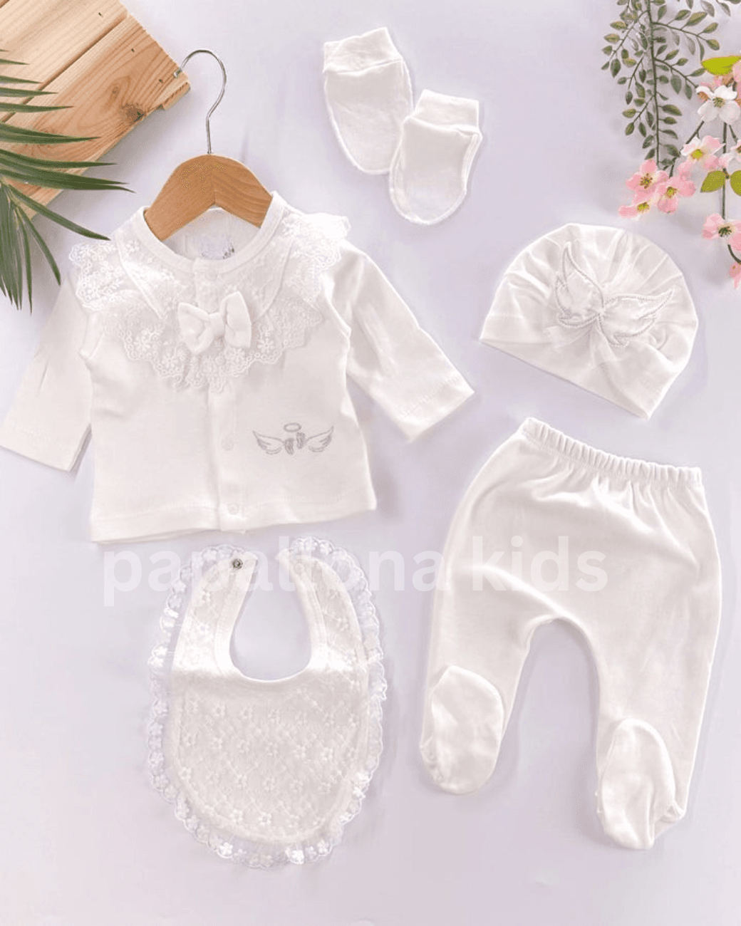 Ensemble naissance fille en dentelle et ailes brodées