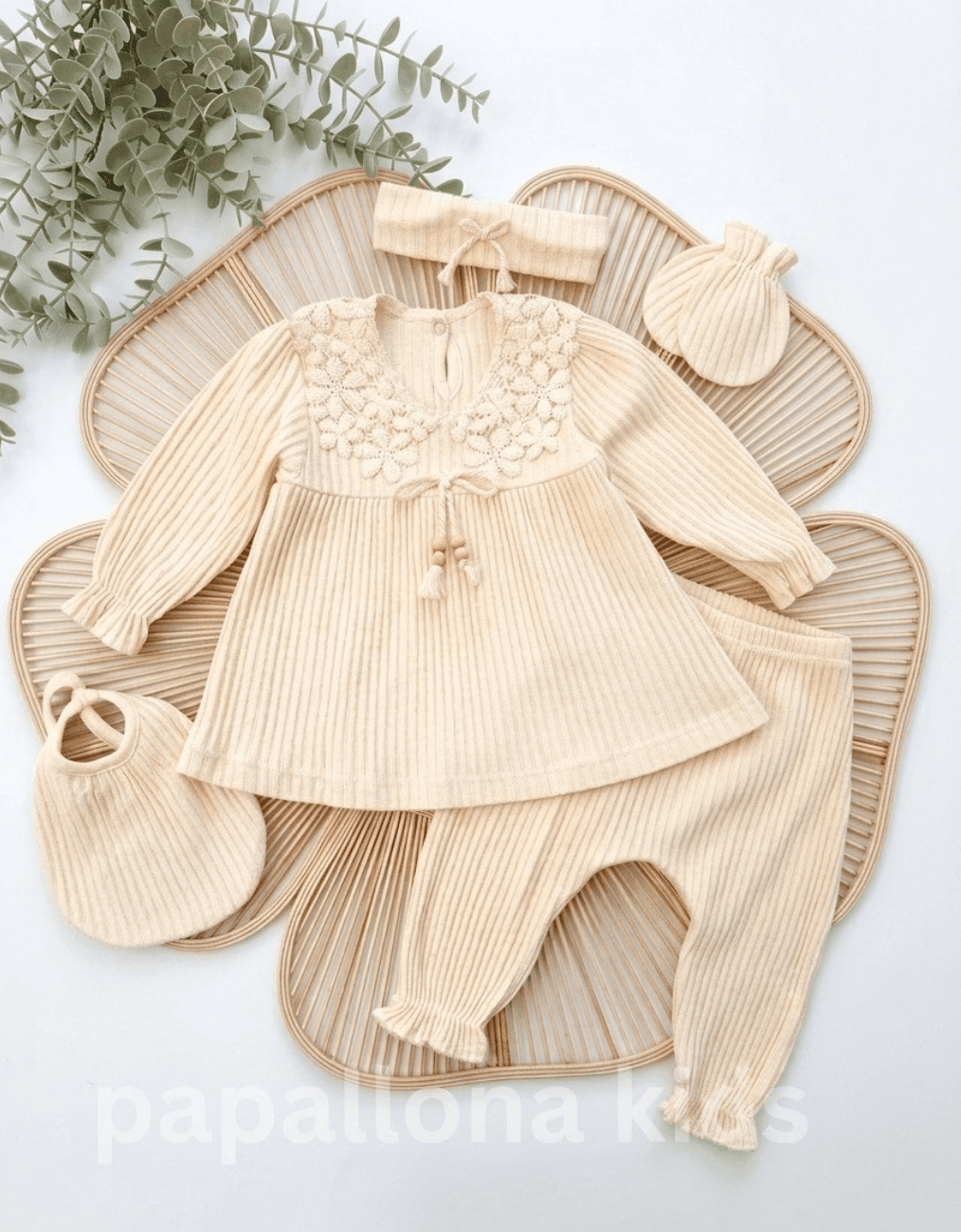 Ensemble bébé en coton avec bonnet et bavoir
