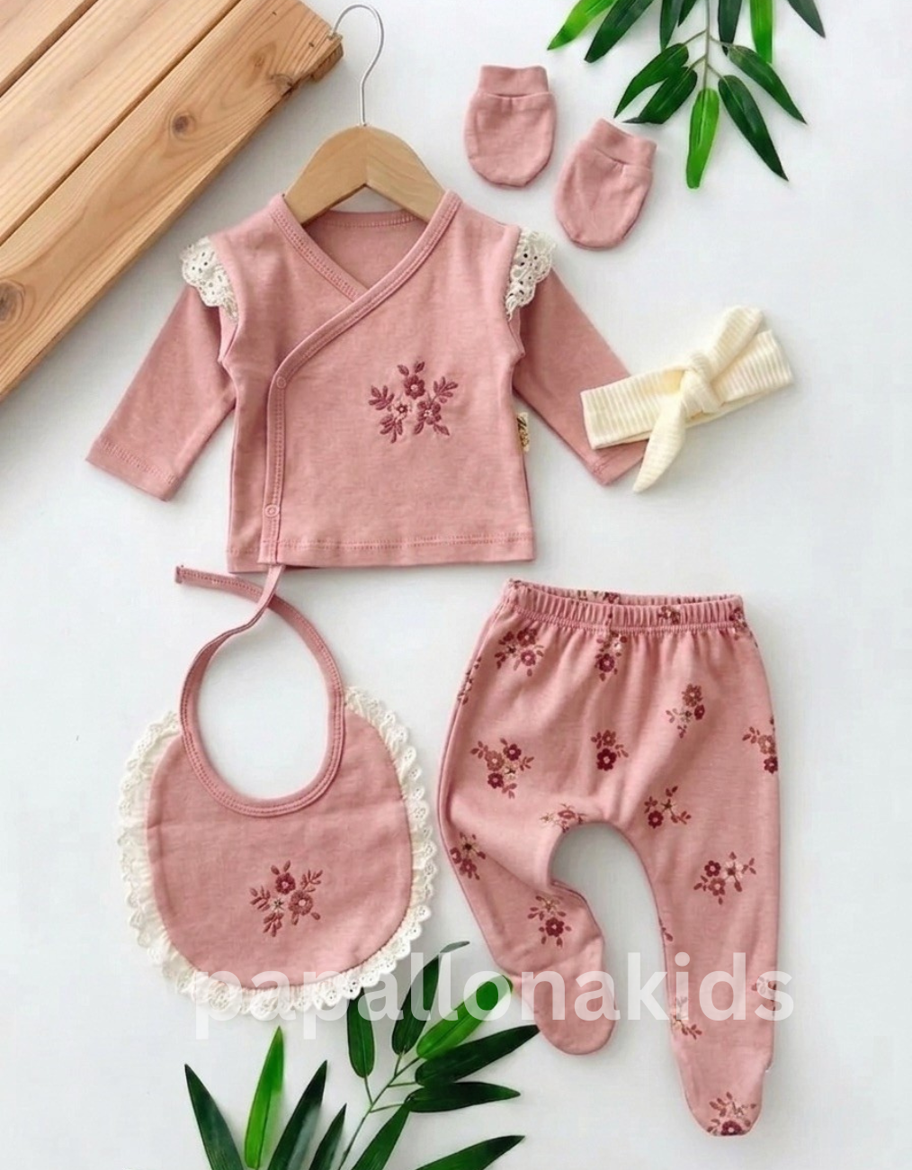 Ensemble 5 pièces pour bébé fille à motif floral marron