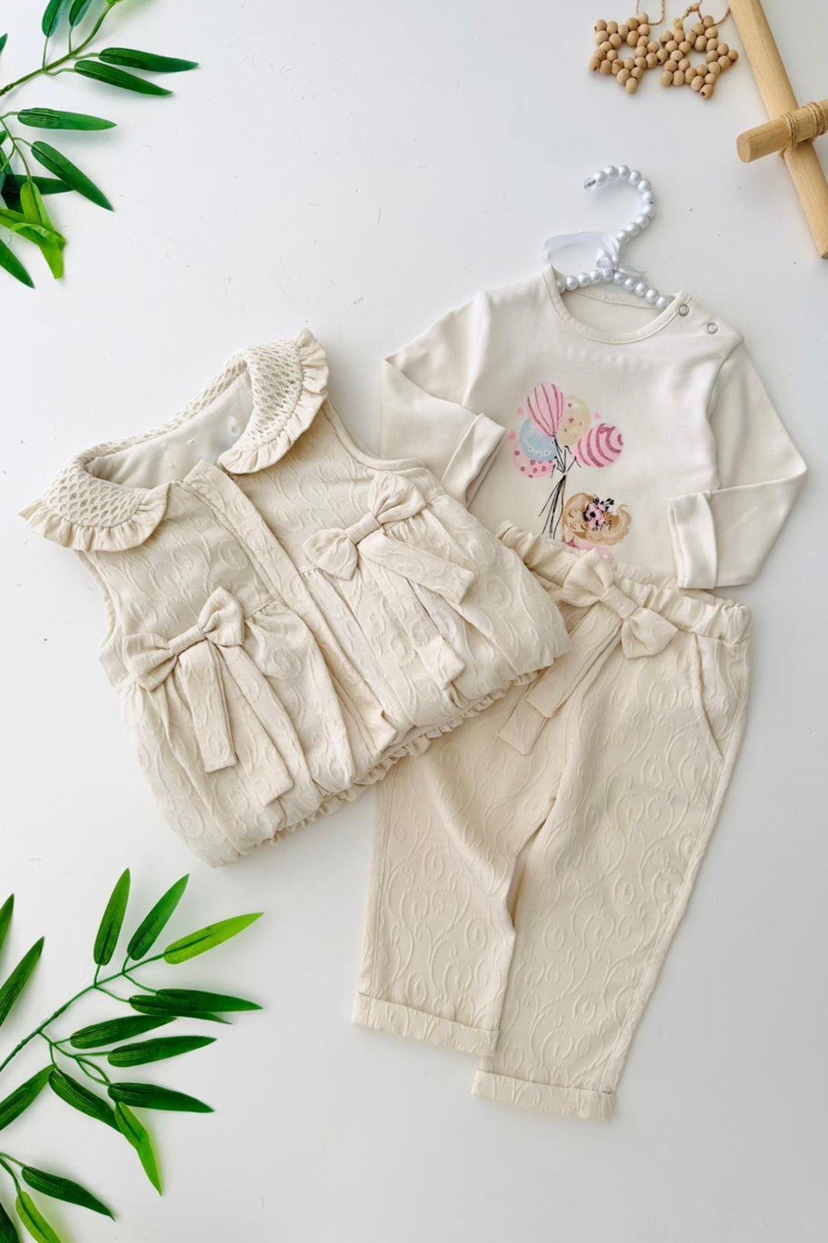 طقم شتوي بناتي للرضع 3 قطع – بلوزة مع سترة أنيقة وبنطال بتفاصيل فيونكة راقية