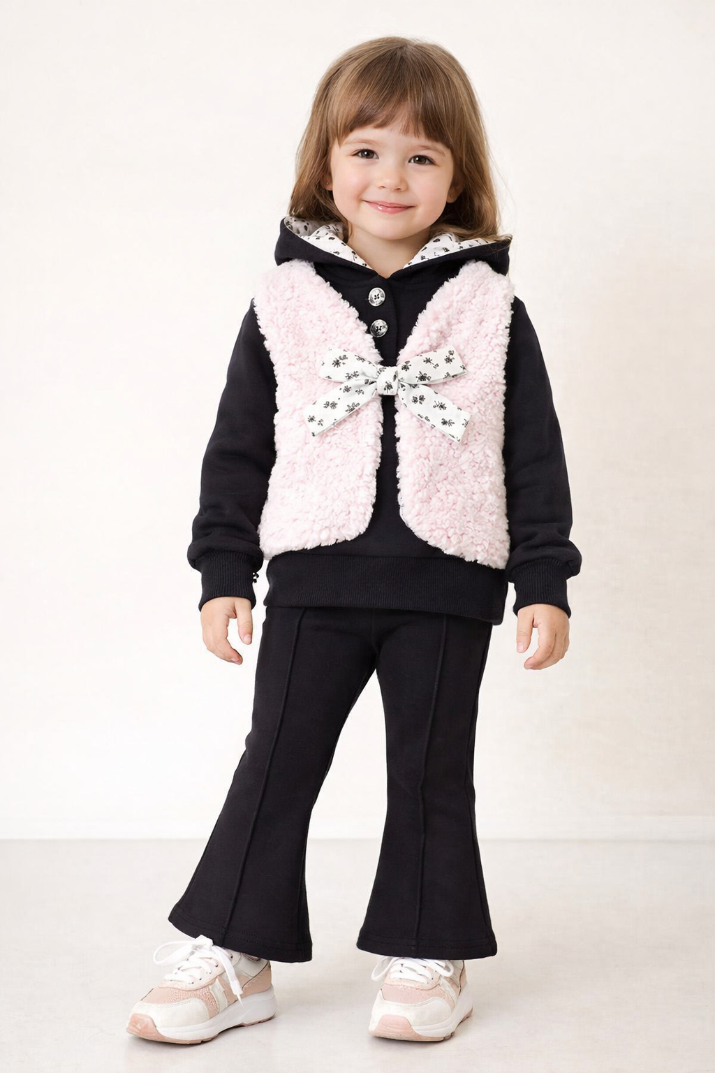 طقم شتوي بناتي للرضع 3 قطع – كنزة بقبعة مع سترة فرو وبنطال بتفاصيل فيونكة أنيقة