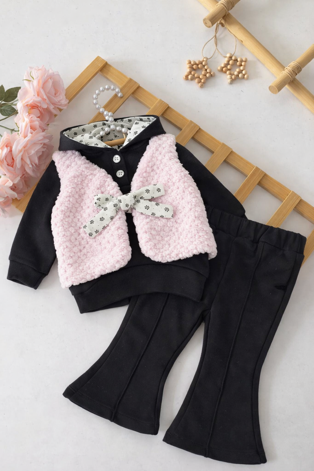 طقم شتوي بناتي للرضع 3 قطع – كنزة بقبعة مع سترة فرو وبنطال بتفاصيل فيونكة أنيقة