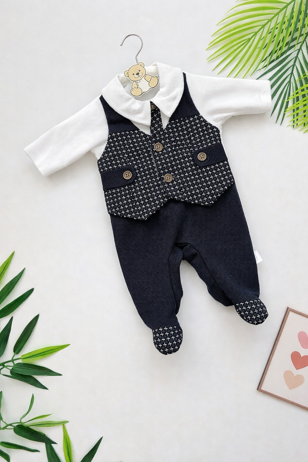 طقم أنيق للمواليد بتصميم بدلة صغيرة وربطة عنق 🤍✨