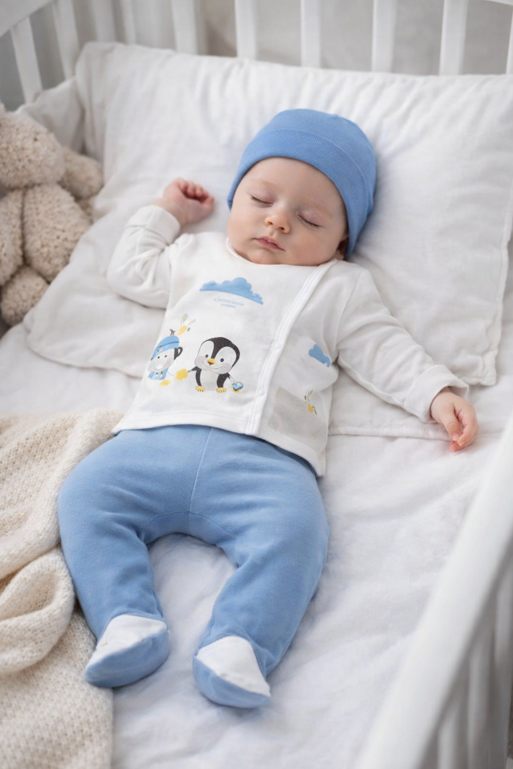 طقم مواليد مريح بتصميم البطريق – قطن ناعم مثالي للنوم والراحة