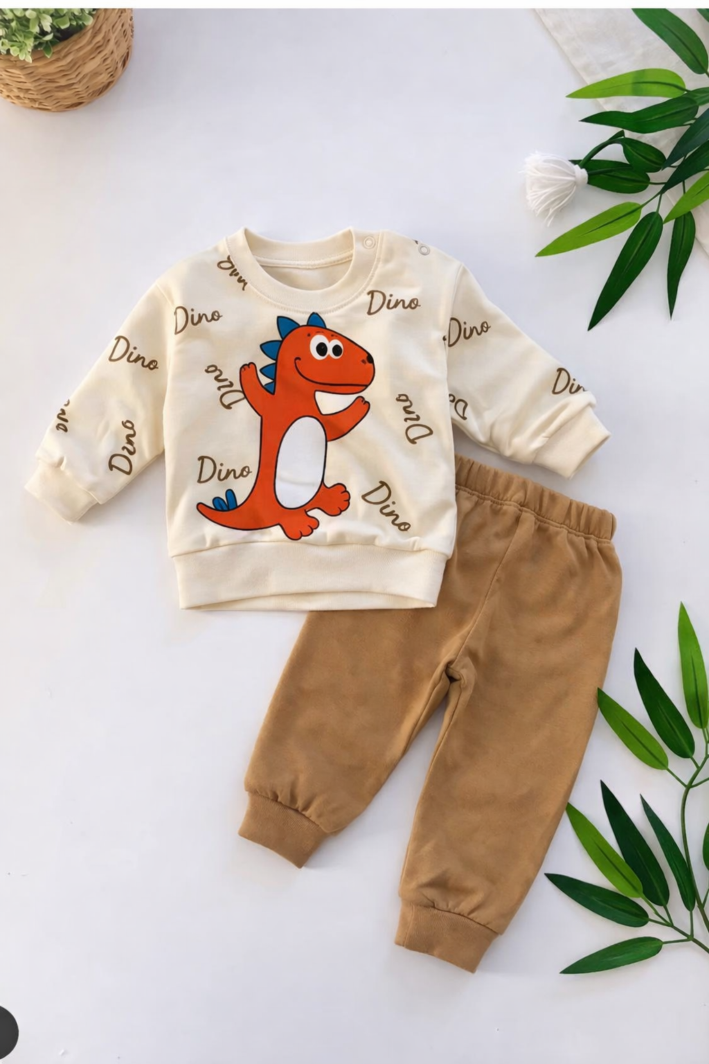 طقم بتصميم الديناصور Dino المرح