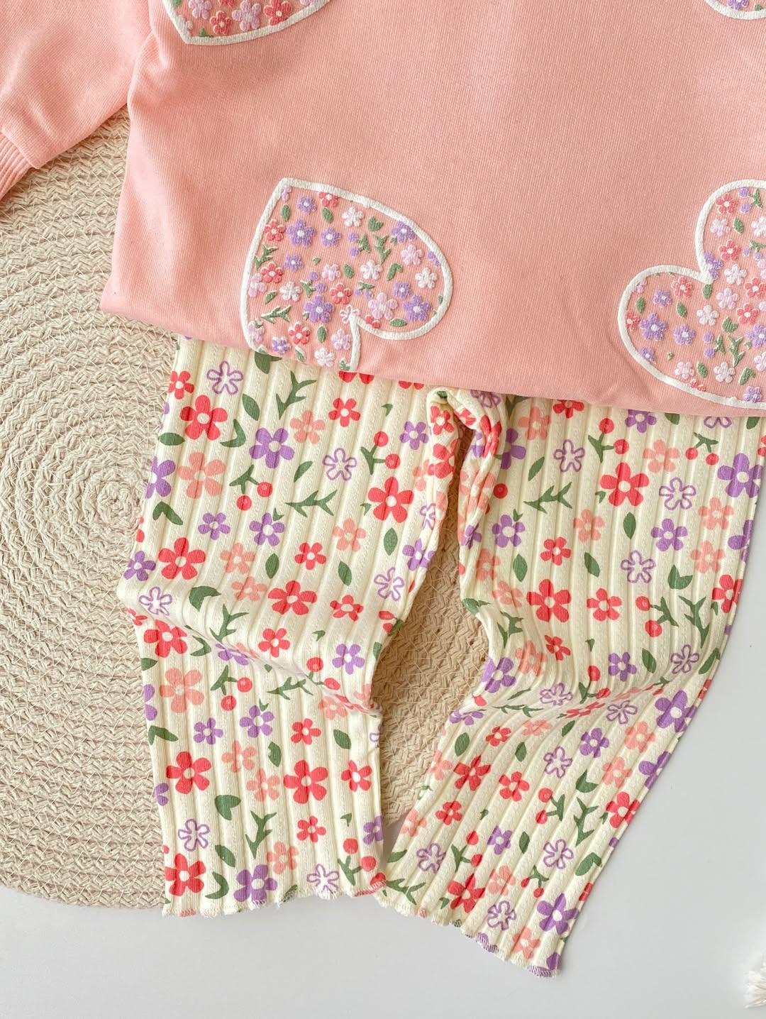 طقم بناتي ناعم بقلوب وزهور 🌷