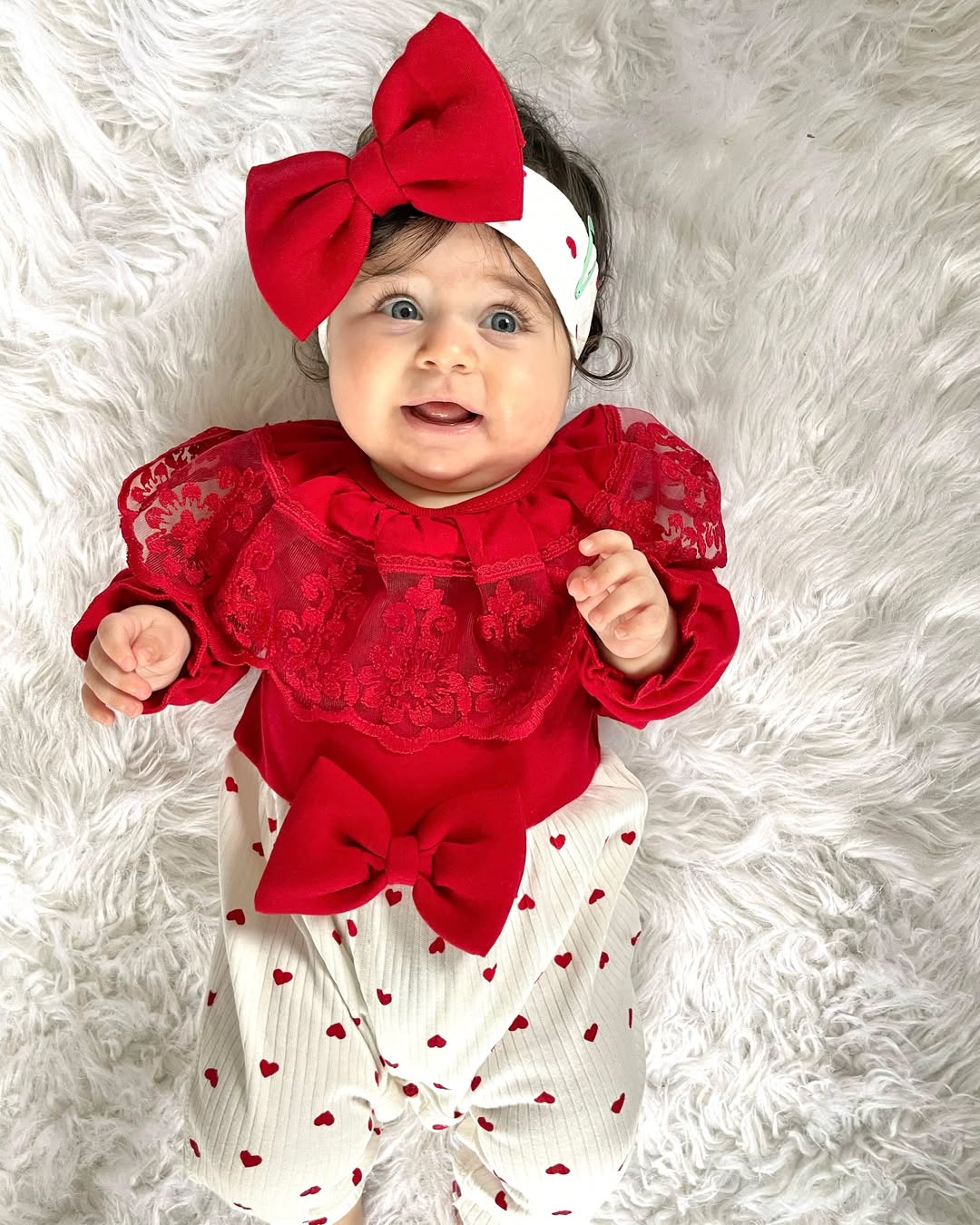 طقم بناتي أنيق – ألوان حمراء ساحرة وتفاصيل مميزة