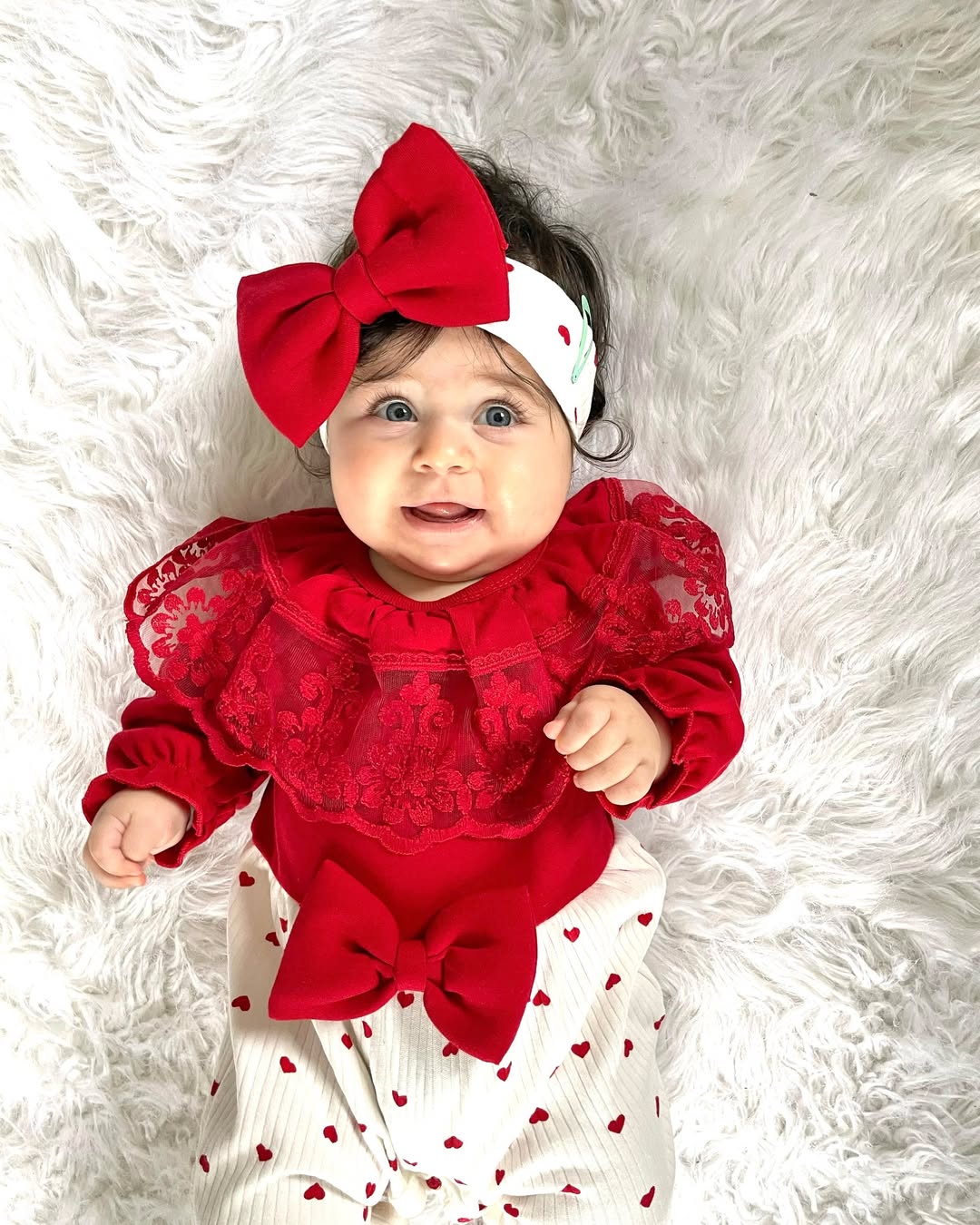 طقم بناتي أنيق – ألوان حمراء ساحرة وتفاصيل مميزة