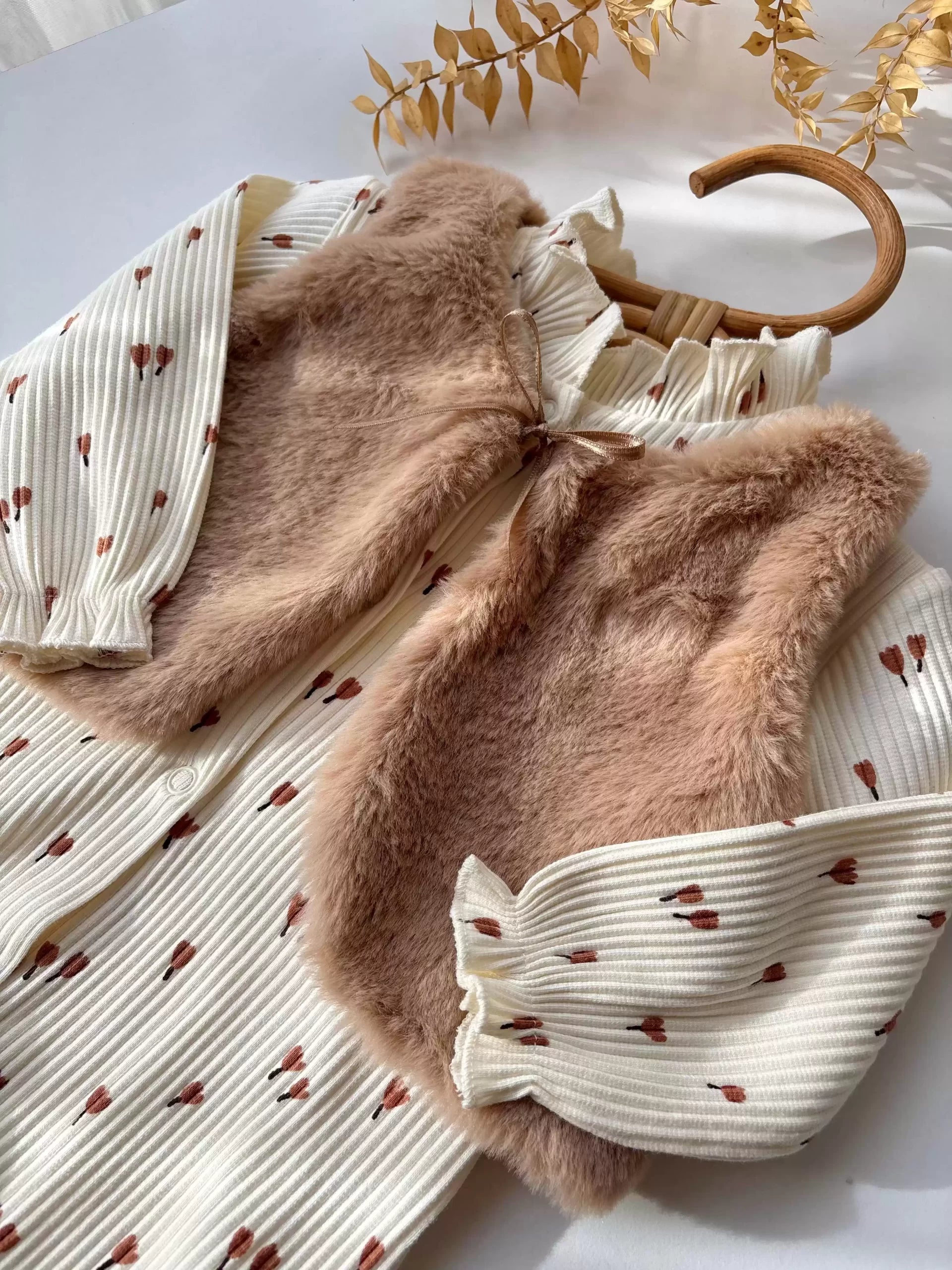 طقم أطفال شتوي أنيق بتفاصيل فاخرة