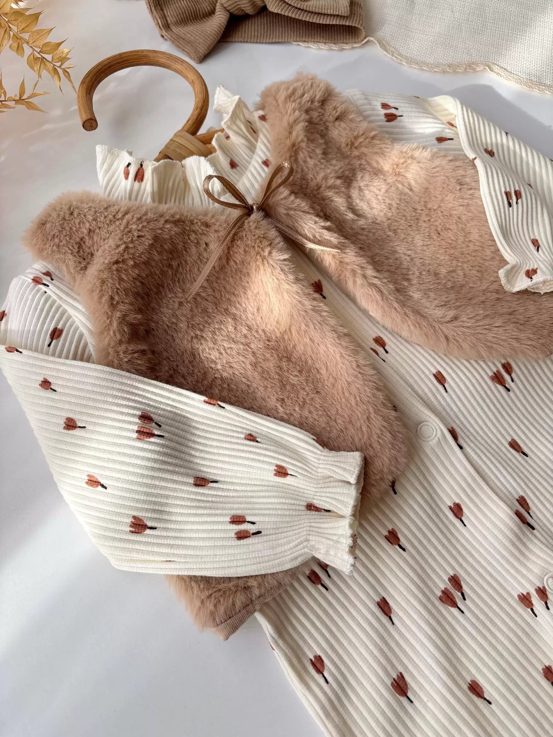 طقم أطفال شتوي أنيق بتفاصيل فاخرة