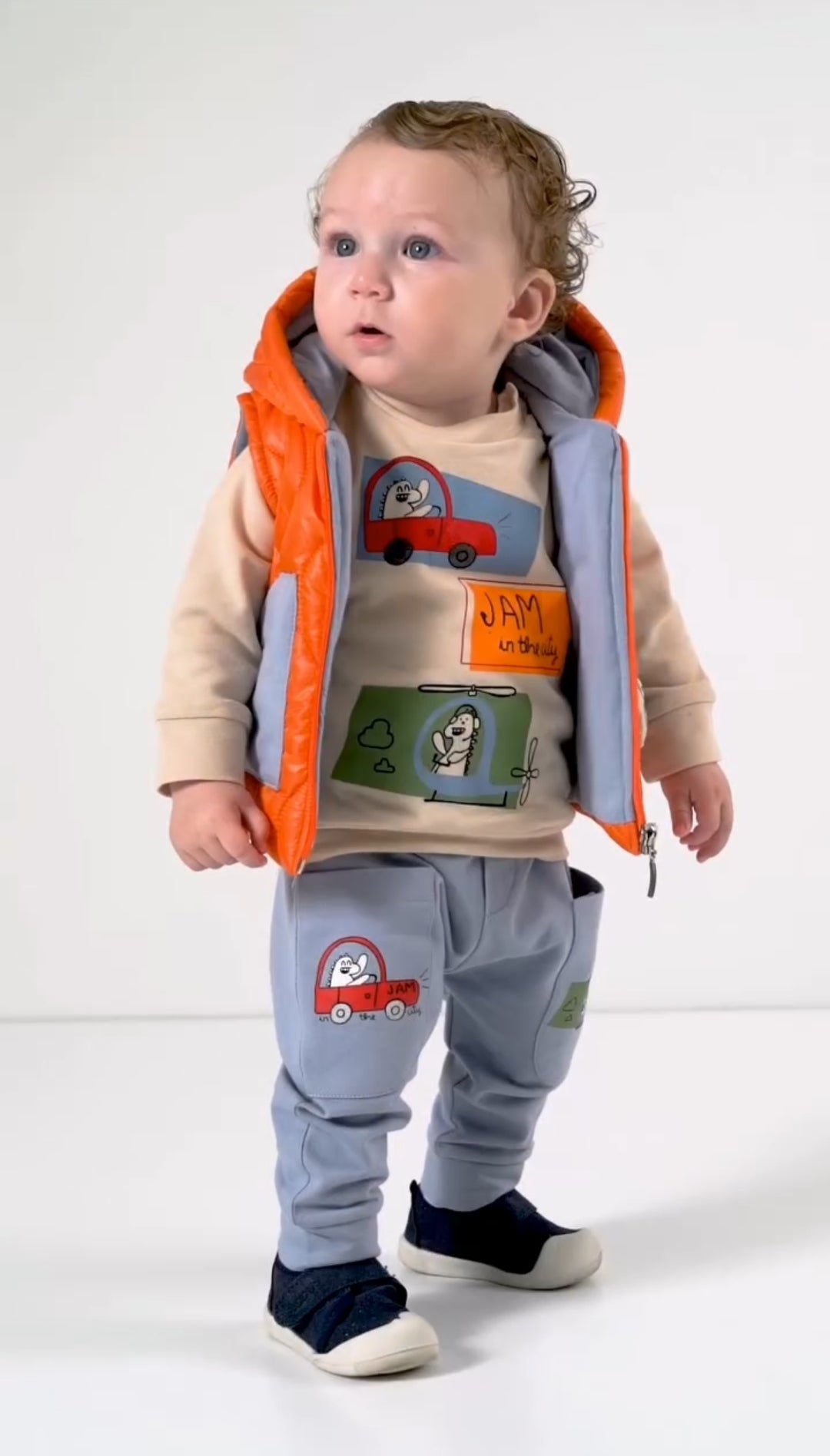 طقم أولاد شتوي من ثلاث قطع بتصميم سيارات وألوان زاهية