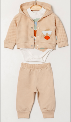 طقم  يجمع بين الأناقة والراحة في إطلالة واحدة