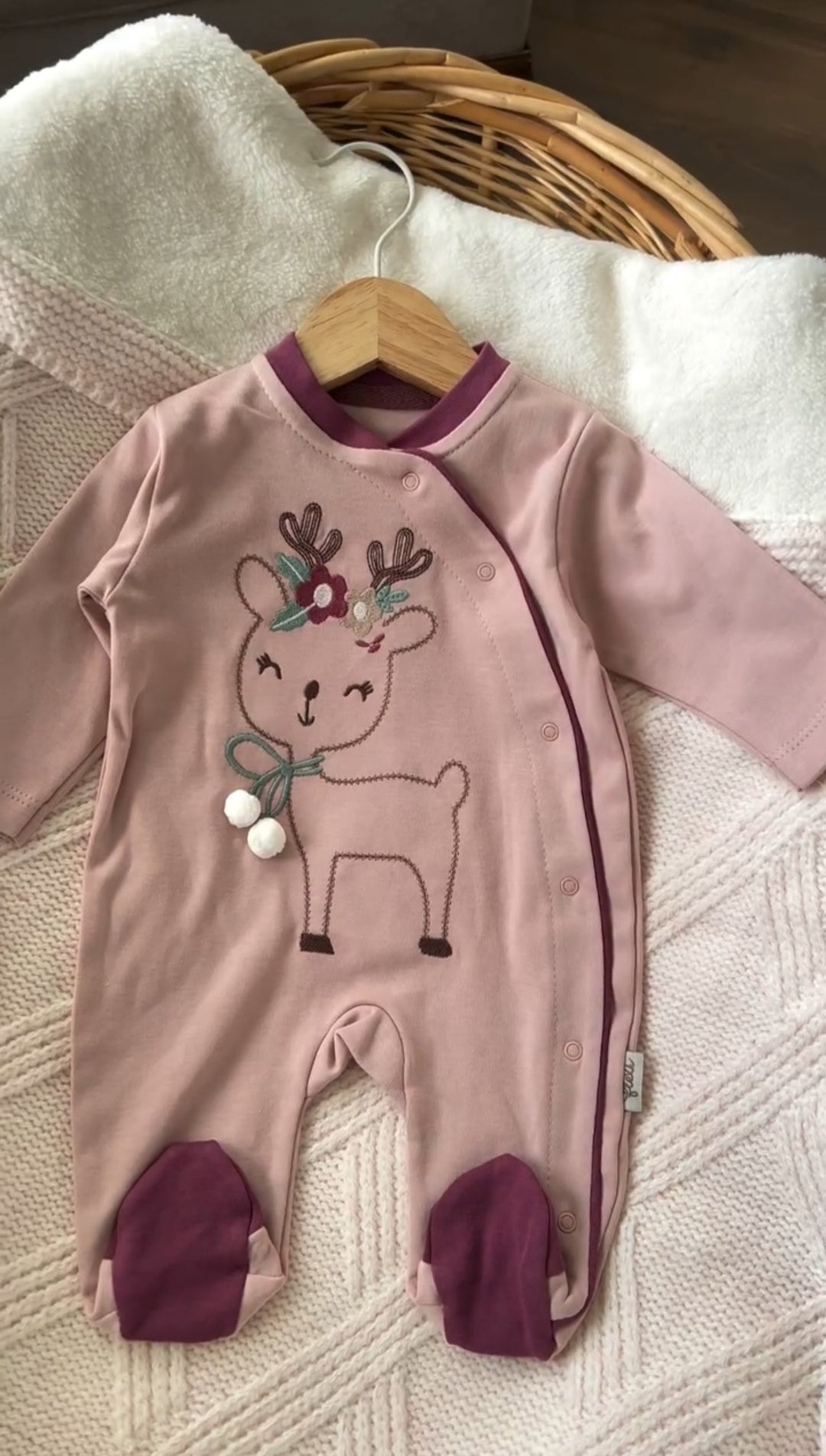 جامبسوت قطني ناعم بتطريز غزال لطيف – تصميم مريح للمولود الجديد