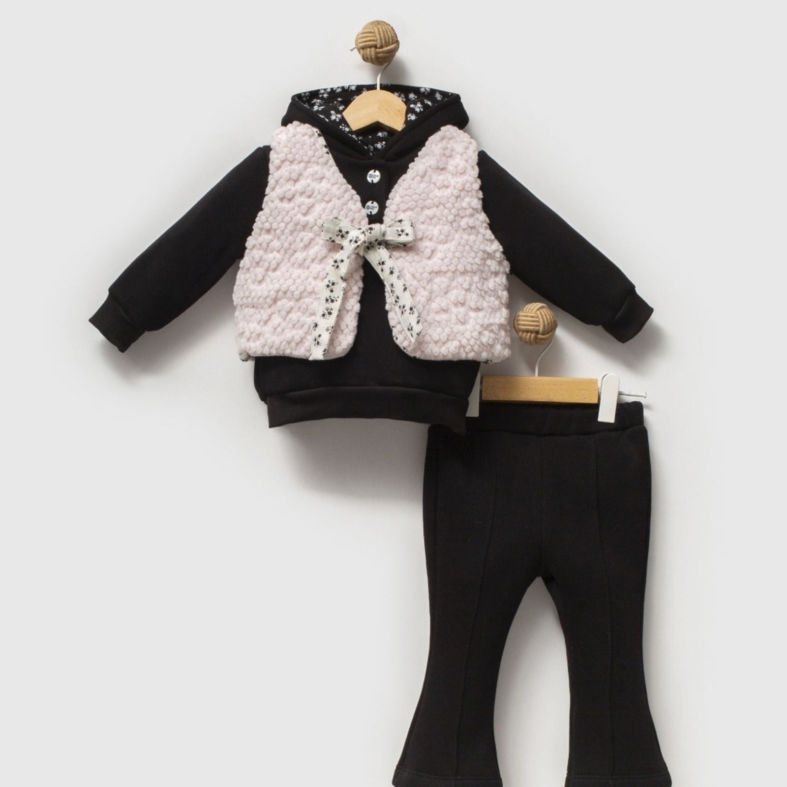 طقم شتوي بناتي للرضع 3 قطع – كنزة بقبعة مع سترة فرو وبنطال بتفاصيل فيونكة أنيقة