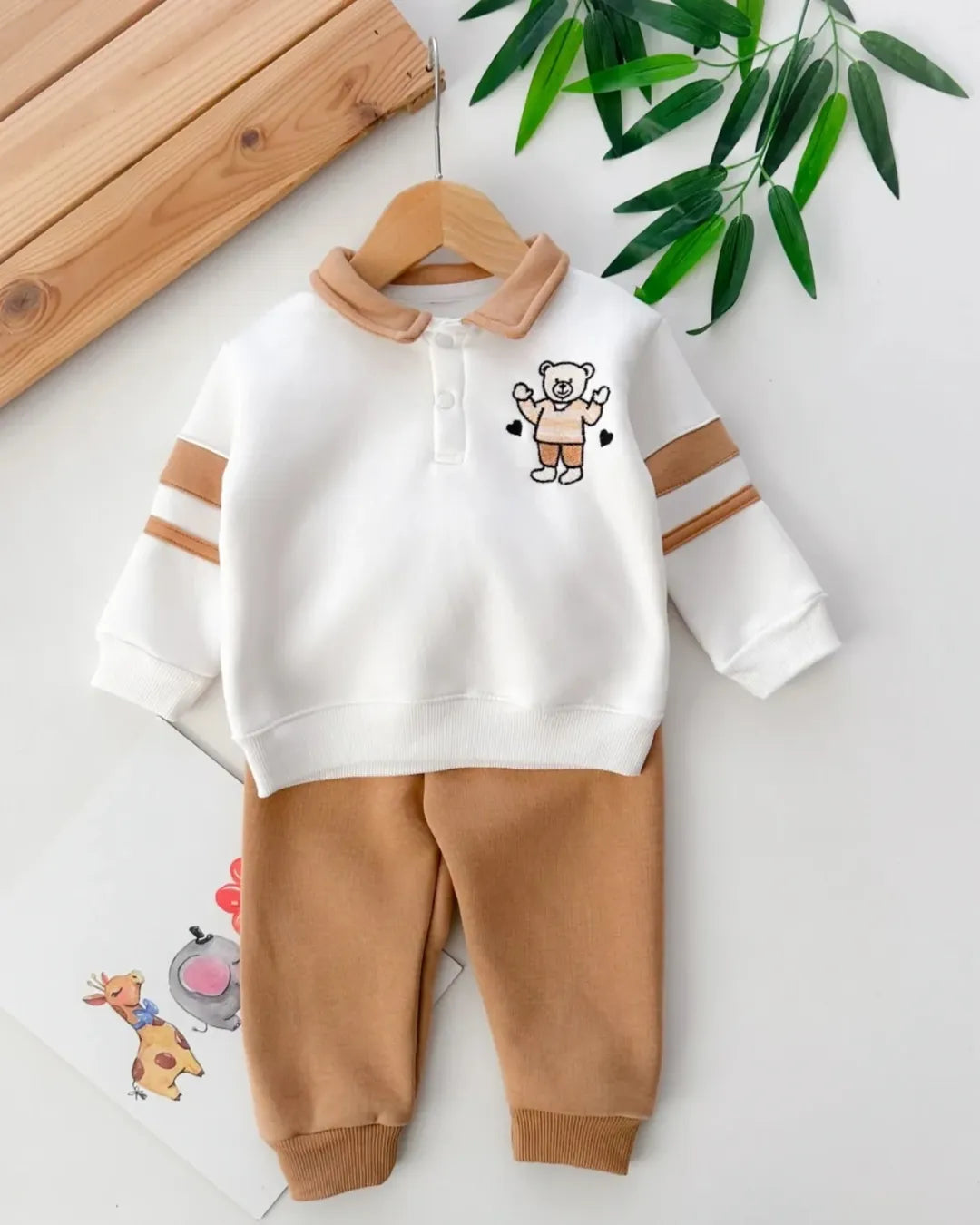 طقم أطفال شتوي بياقة بولو وتطريز دب – تصميم أنيق