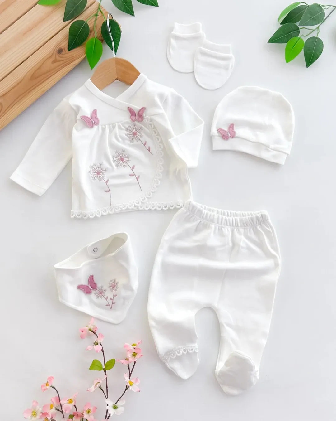 طقم بيبي بناتي – 5 قطع بتطريز الفراشات الناعمة