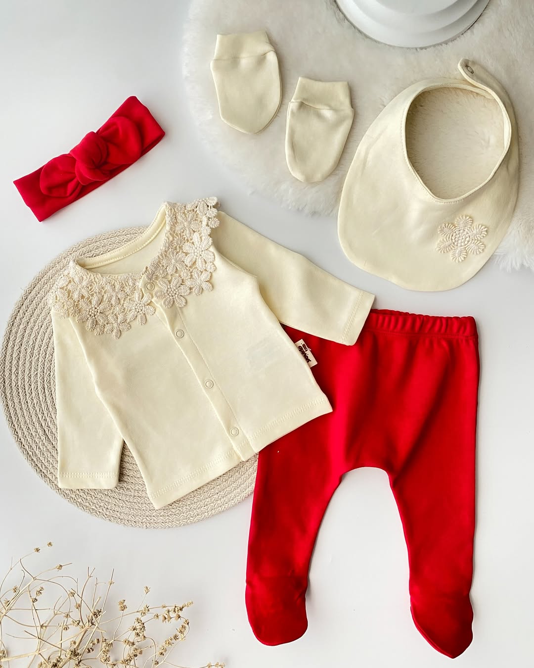 Ensemble élégant pour bébé fille avec dentelle - disponible en rose et rouge (5 pièces)