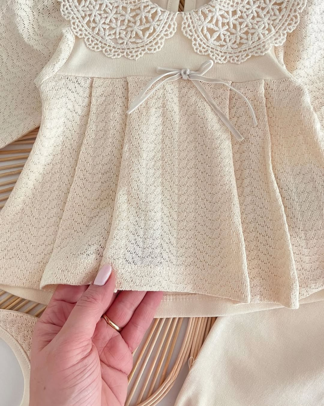 طقم بيبي بنات ناعم – بتصميم دانتيل فاخر (5 قطع)