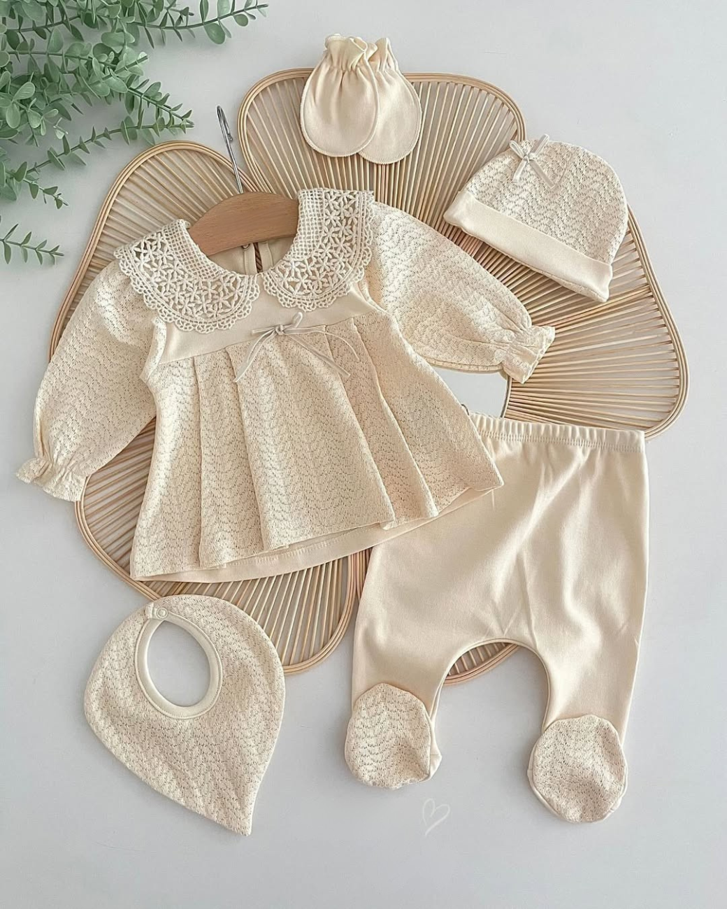 طقم بيبي بنات ناعم – بتصميم دانتيل فاخر (5 قطع)