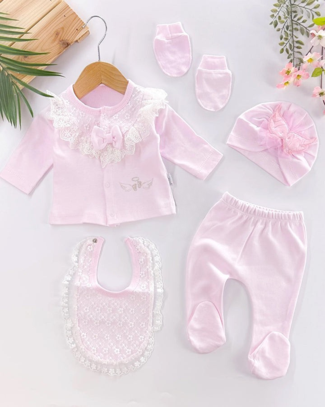 طقم مولودة بناتي – دانتيل فاخر وأجنحة مطرزة أنيقة