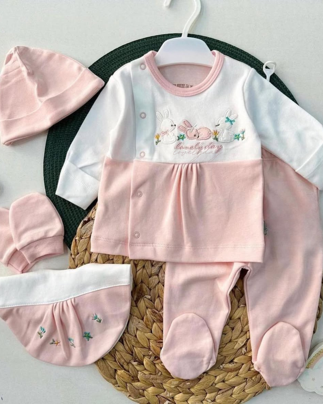 طقم ولادة للبنات – خامة قطنية وتصميم أنثوي رقيق
