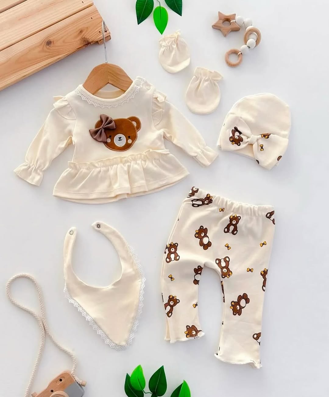 طقم بيبي كيوت بطبعة دبدوب – 5 قطع قطنية ناعمة 🧸✨