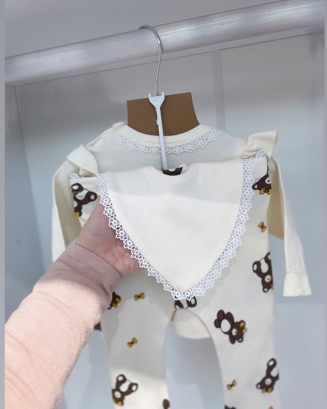 طقم بيبي كيوت بطبعة دبدوب – 5 قطع قطنية ناعمة 🧸✨