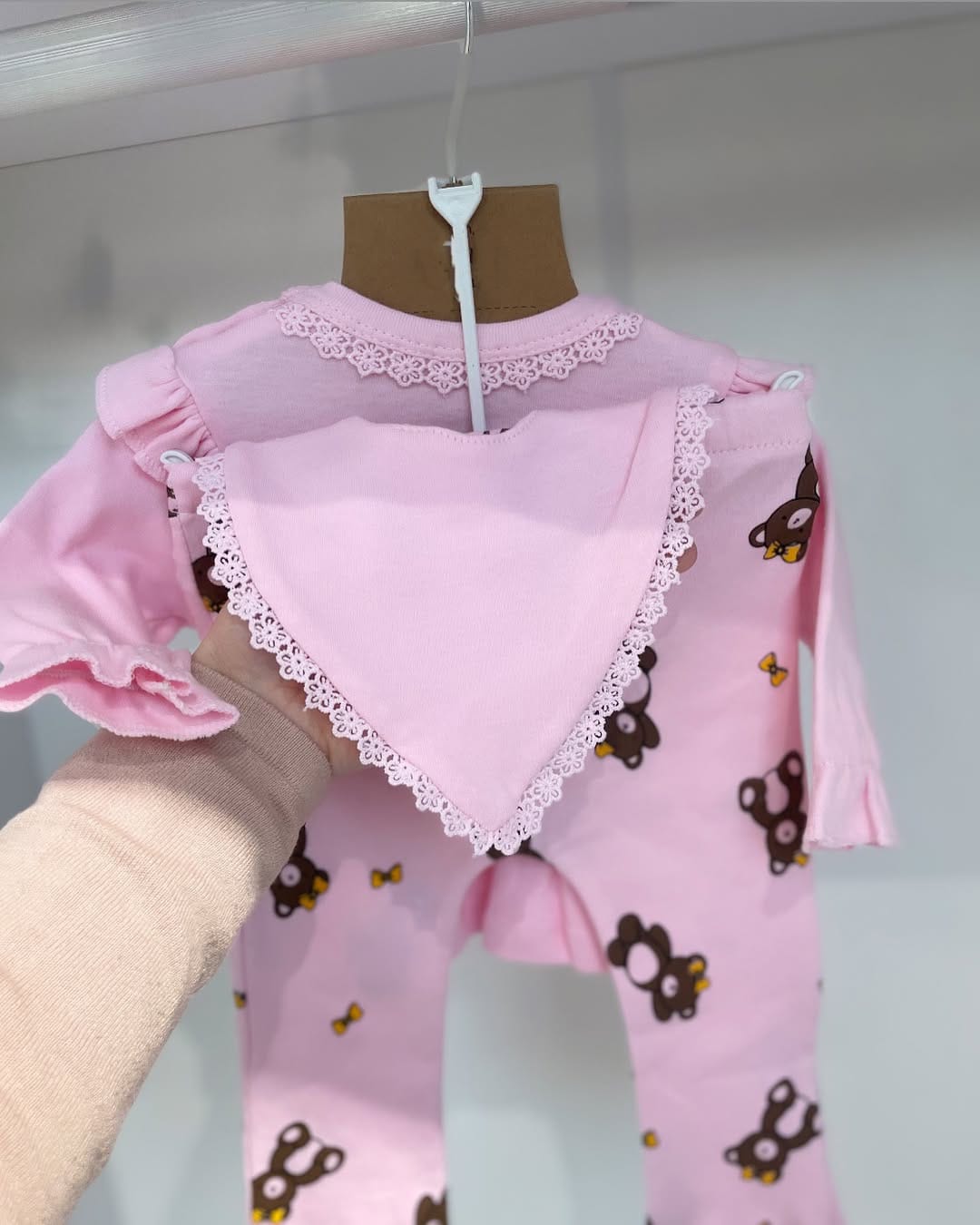 طقم بيبي كيوت بطبعة دبدوب – 5 قطع قطنية ناعمة 🧸✨