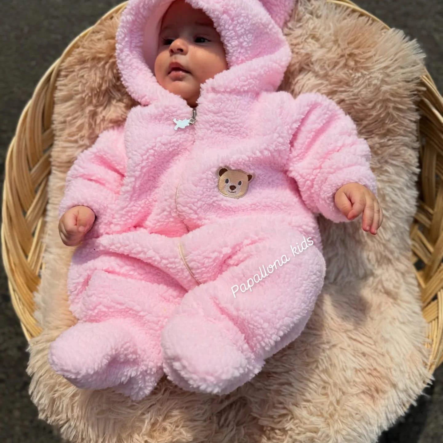 جامبسوت شتوي قطيفي دافئ بقبعة وأذنين – تصميم دب ناعم للأطفال