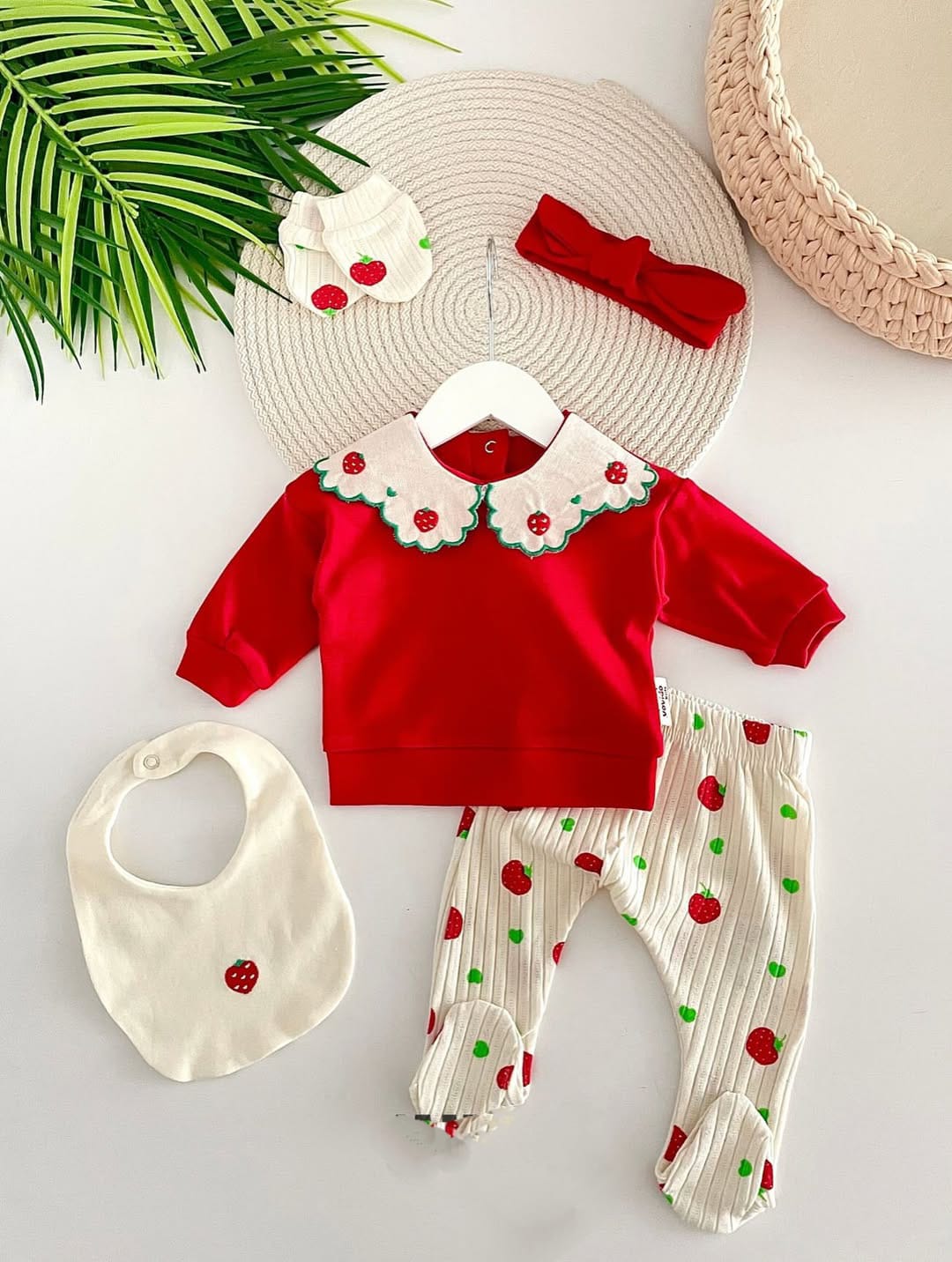 طقم بناتي من خمس قطع بطبعة فراولة ناعمة