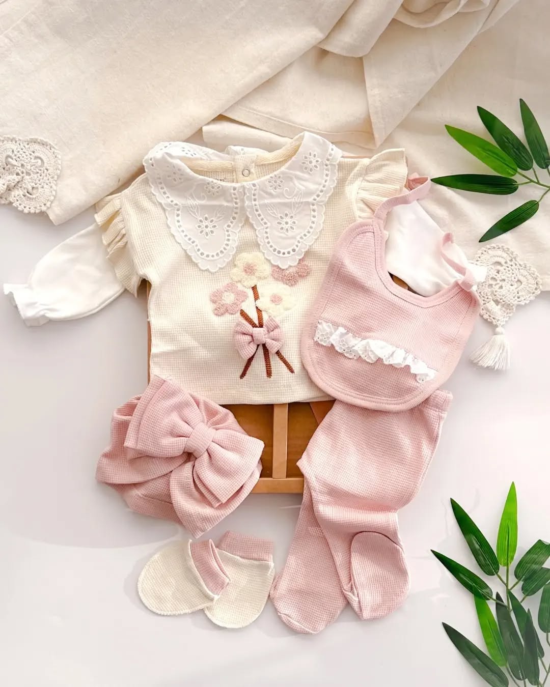 طقم بيبي بناتي دانتيل – 5 قطع بتطريز الأزهار الأنيقة