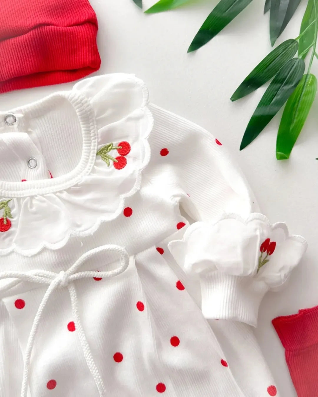 سالوبيت بنات بتصميم كرز أنيق 🍒 مع قبعة وقفازات – ناعم ومريح