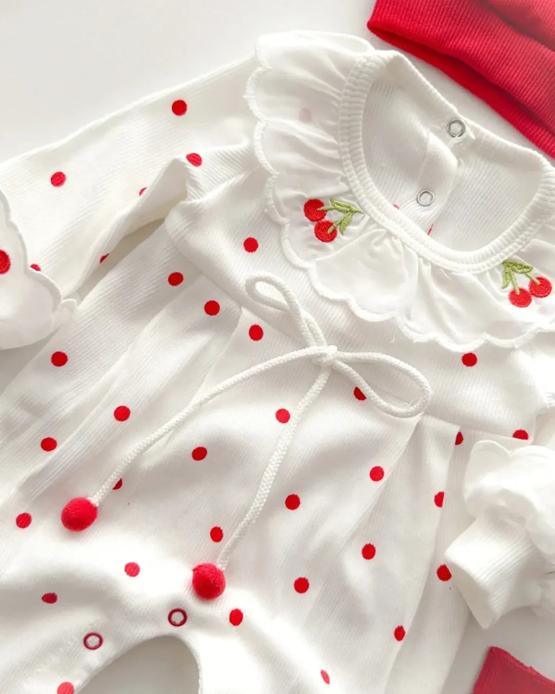 سالوبيت بنات بتصميم كرز أنيق 🍒 مع قبعة وقفازات – ناعم ومريح