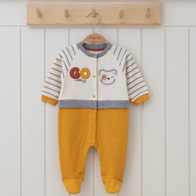 Ensemble bébé à rayures et couleurs amusantes, orné d'un adorable motif d'ourson.