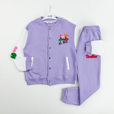 طقم بناتي رياضي باللون البنفسجي بتطريز “Be Nice”