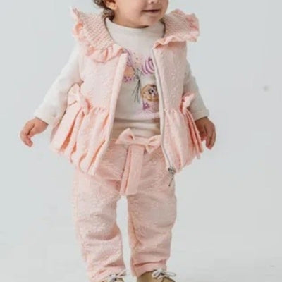 طقم شتوي بناتي للرضع 3 قطع – بلوزة مع سترة أنيقة وبنطال بتفاصيل فيونكة راقية
