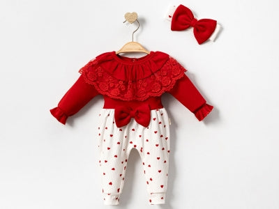 طقم بناتي أنيق – ألوان حمراء ساحرة وتفاصيل مميزة