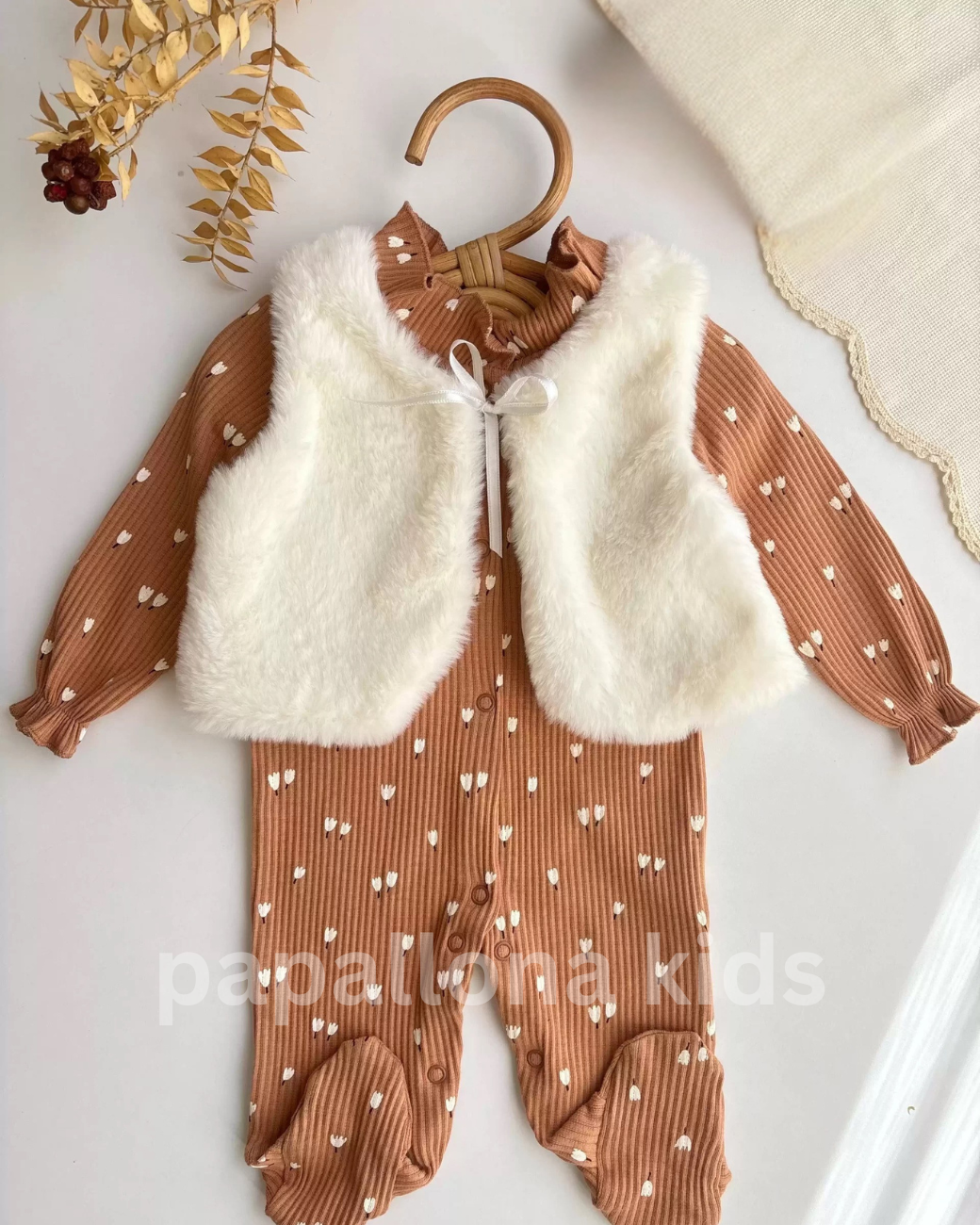 طقم أطفال شتوي أنيق بتفاصيل فاخرة