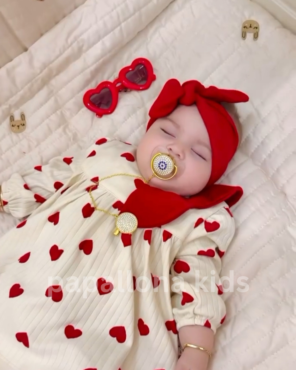 فستان بناتي كيوت بنقشة القلوب + ربطة رأس – طقم 2 قطع