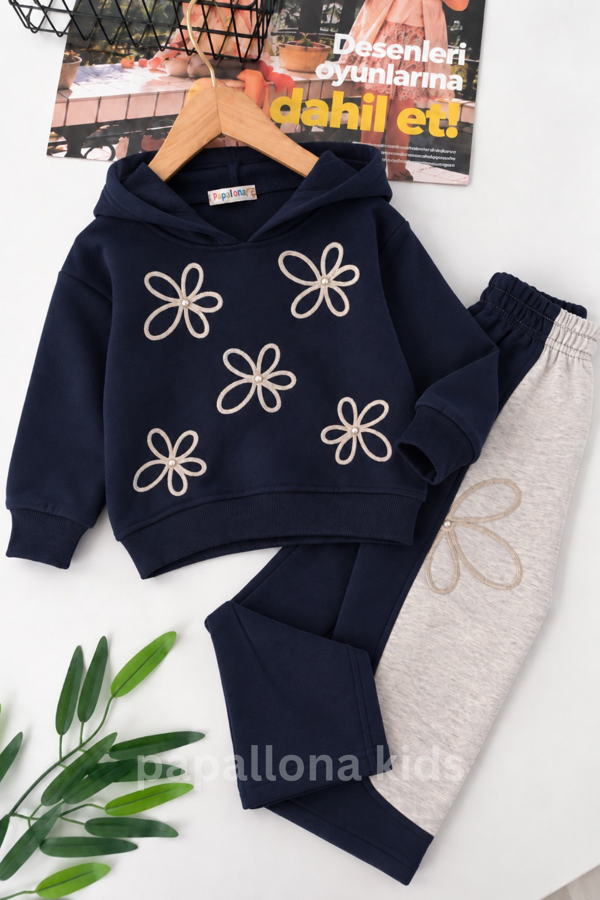 طقم بناتي Flowers قطعتين – سويتشيرت بكابيشون مع سروال 🌸✨