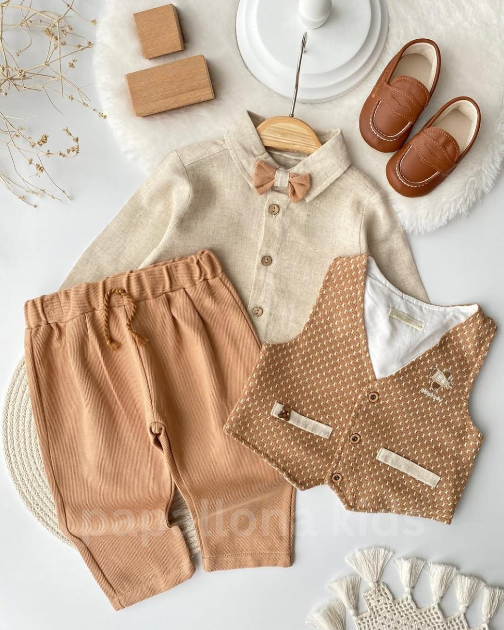 Ensemble 4 pièces pour bébé garçon comprenant bavoir, chemise, pantalon et chaussures
