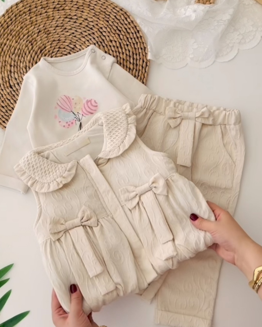 طقم شتوي بناتي للرضع 3 قطع – بلوزة مع سترة أنيقة وبنطال بتفاصيل فيونكة راقية