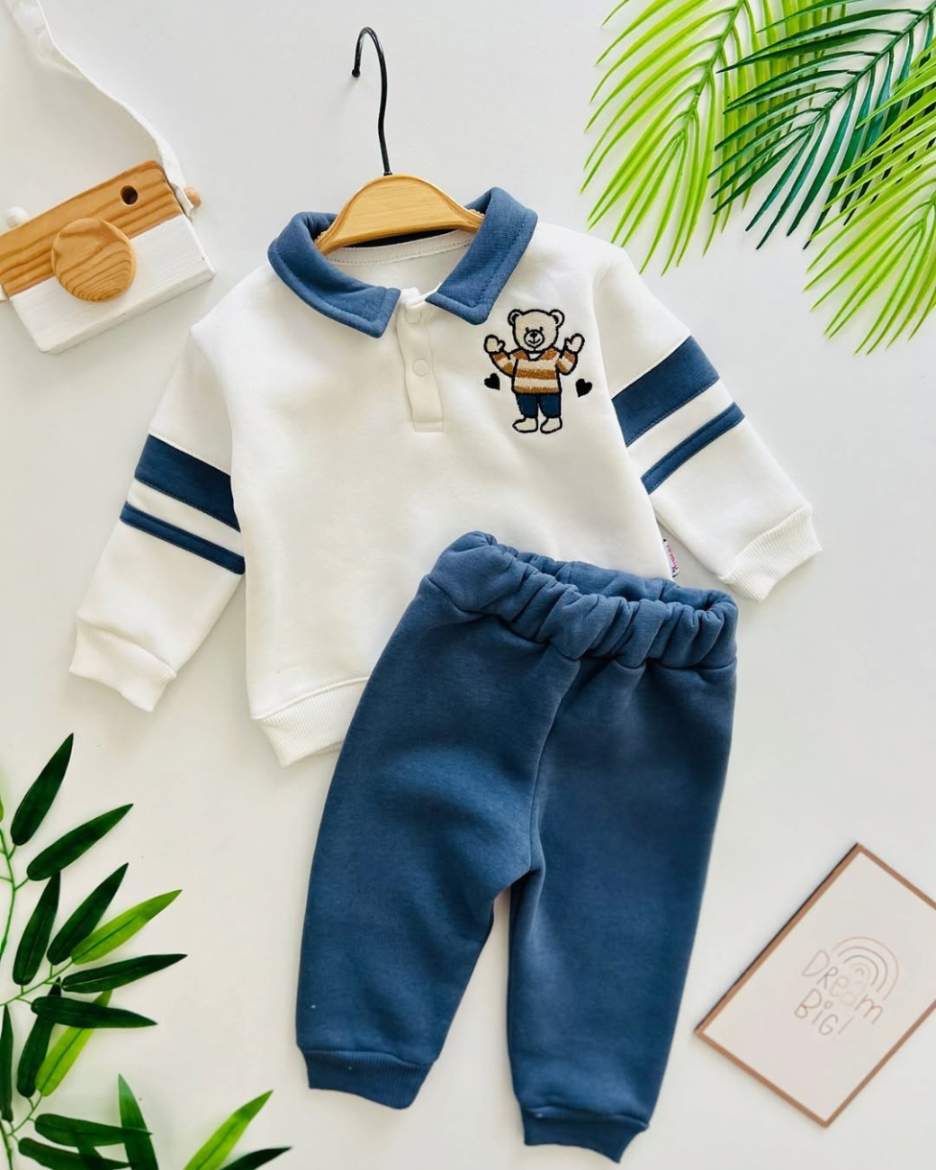 طقم أطفال شتوي بياقة بولو وتطريز دب – تصميم أنيق