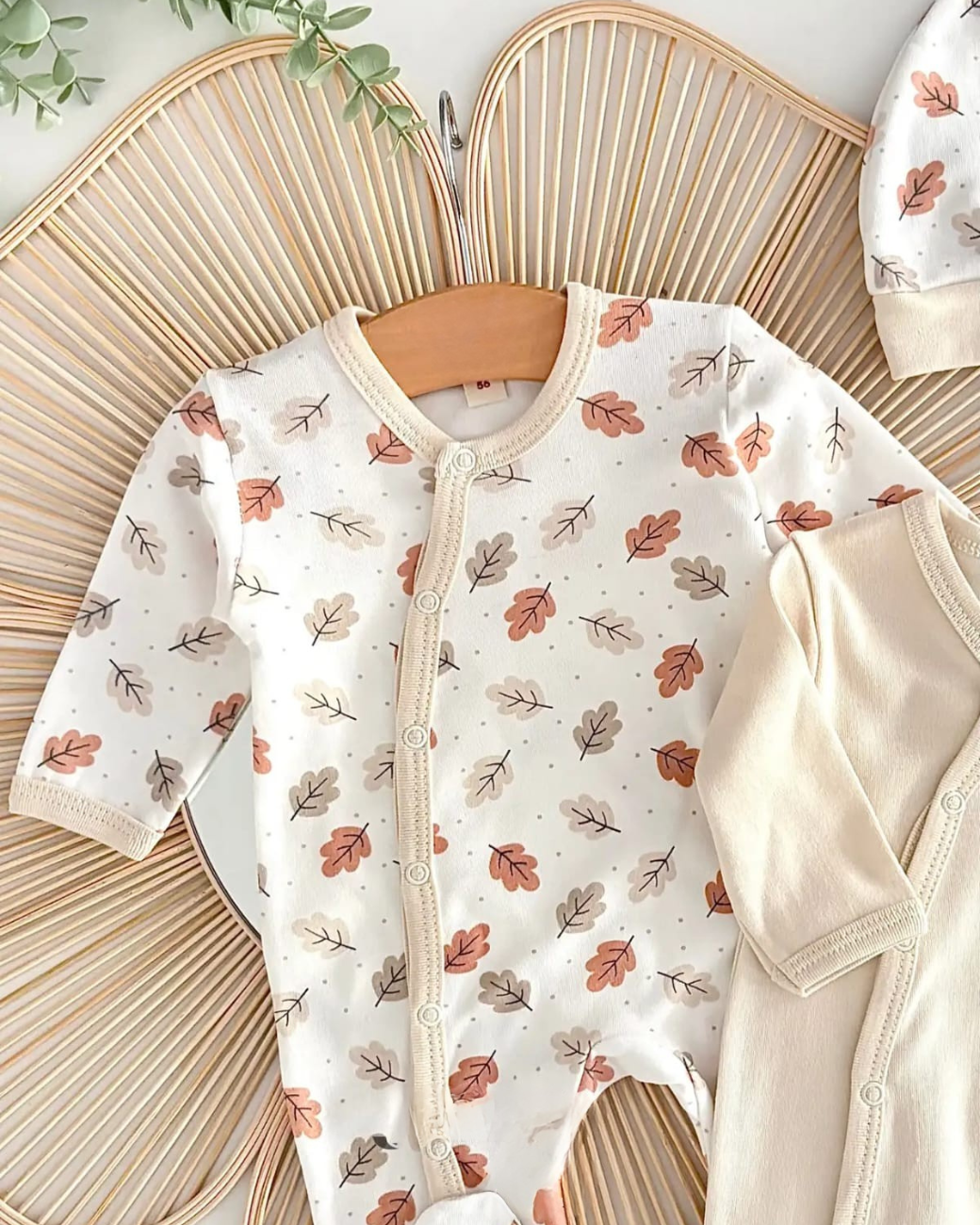 طقم بيبي قطني فاخر من 4 قطع  – بنقشة الأوراق الصغيرة